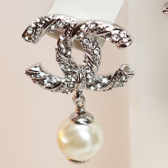 SOLD 🛒🛍 CHANEL CC LOGO PEARL DROP EARRINGS - Picture 5 of 8